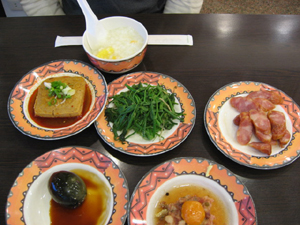 上から。池田のお粥と臭豆腐。お野菜炒めたのとソーセージ（ピリ辛）。下の段は、ピータン。ひき肉と卵の黄身のお料理